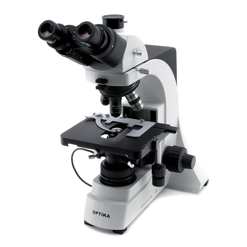 Microscope Sur Fond Blanc Avec Accessoires Pour Analyses Image